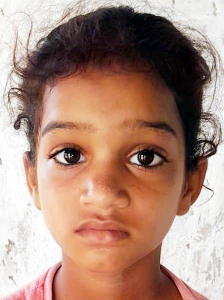 गांव अठकोना में गमगीन बैठे रामपाल के परिजन। संवाद