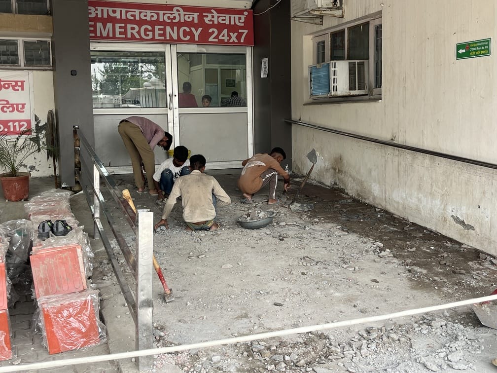 इमरजेंसी के बाहर लोकार्पण से एक दिन पहले टाइल लगाने में जुटे मजदूर। संवाद इमरजेंसी के बाहर लोकार्पण से एक दिन पहले टाइल लगाने में जुटे मजदूर। संवाद