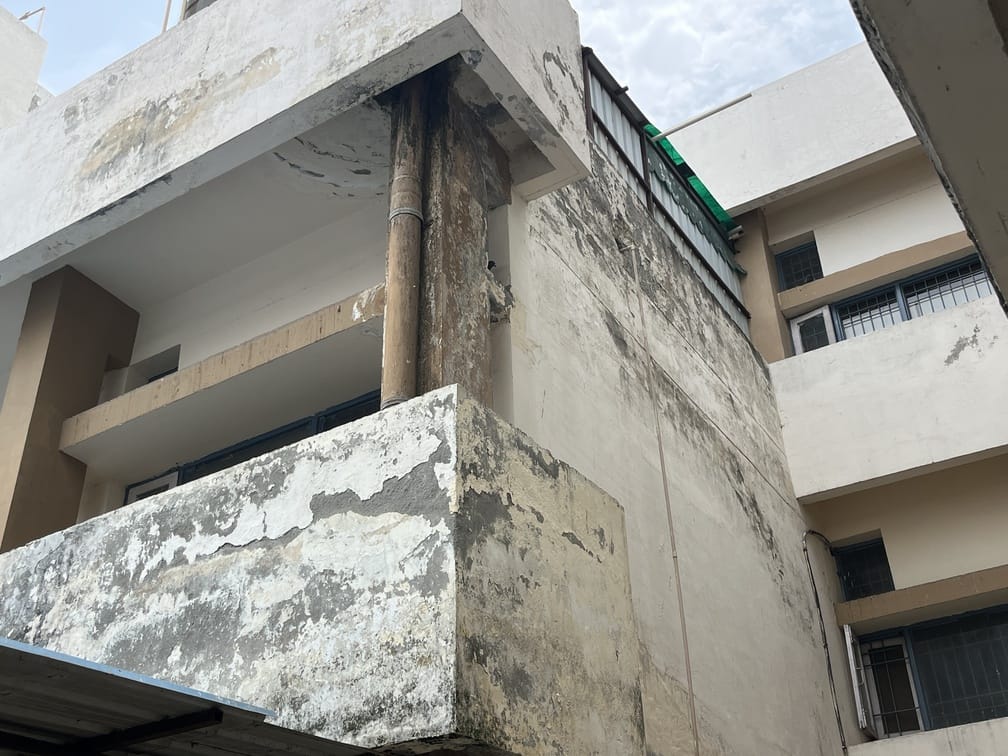 इमरजेंसी के बाहर लोकार्पण से एक दिन पहले टाइल लगाने में जुटे मजदूर। संवाद इमरजेंसी के बाहर लोकार्पण से एक दिन पहले टाइल लगाने में जुटे मजदूर। संवाद