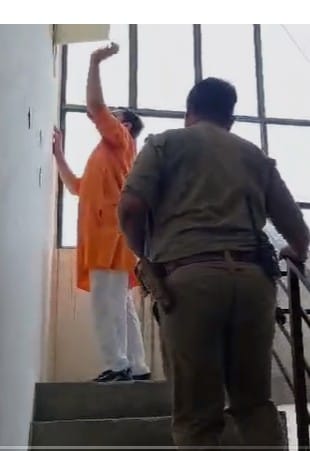 जानसठ बाईपास स्थित उर्जा निगम के मुख्य अभियंता के कार्यालय पर हंगामे के दौरान कार्यकर्ताओं को