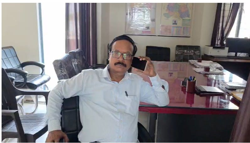 जानसठ बाईपास स्थित उर्जा निगम के मुख्य अभियंता के कार्यालय पर हंगामे के दौरान कार्यकर्ताओं को