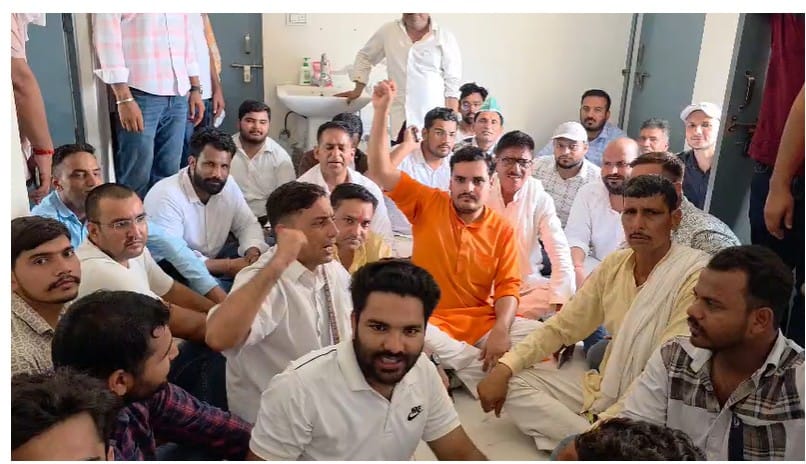 जानसठ बाईपास स्थित उर्जा निगम के मुख्य अभियंता के कार्यालय पर हंगामे के दौरान कार्यकर्ताओं को