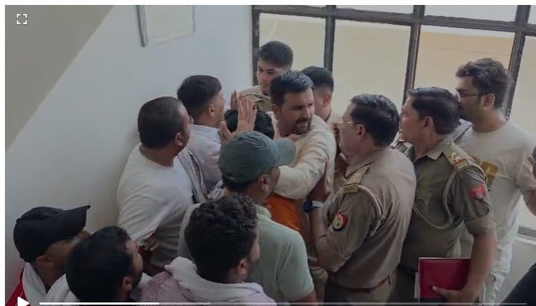 जानसठ बाईपास स्थित उर्जा निगम के मुख्य अभियंता के कार्यालय पर हंगामे के दौरान कार्यकर्ताओं को