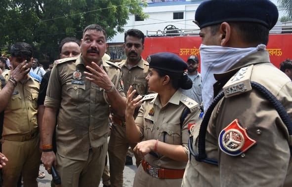 जूतों के शोरूम व गोदाम में लगी और राहत कार्य में जुटी दमकल की टीम। 