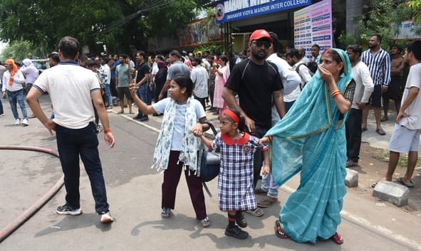 जूतों के शोरूम व गोदाम में लगी और राहत कार्य में जुटी दमकल की टीम। 