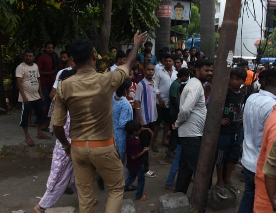 जूतों के शोरूम व गोदाम में लगी और राहत कार्य में जुटी दमकल की टीम। 