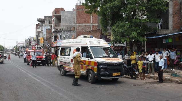 जूतों के शोरूम व गोदाम में लगी और राहत कार्य में जुटी दमकल की टीम। 