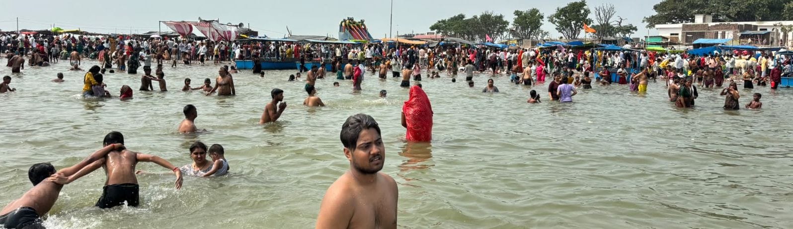 कछला घाट पर स्नान करते श्रद्धालु। संवाद
