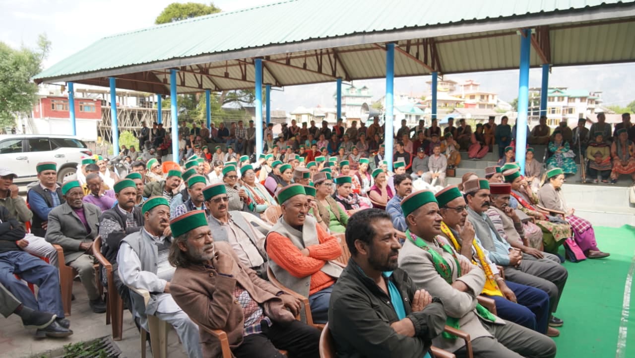 कल्पा में नवनिर्वाचित पंचायत प्रतिनिधियों के साथ आयोजित बैठक में मंत्री जगत सिंह नेगी को कृषि 