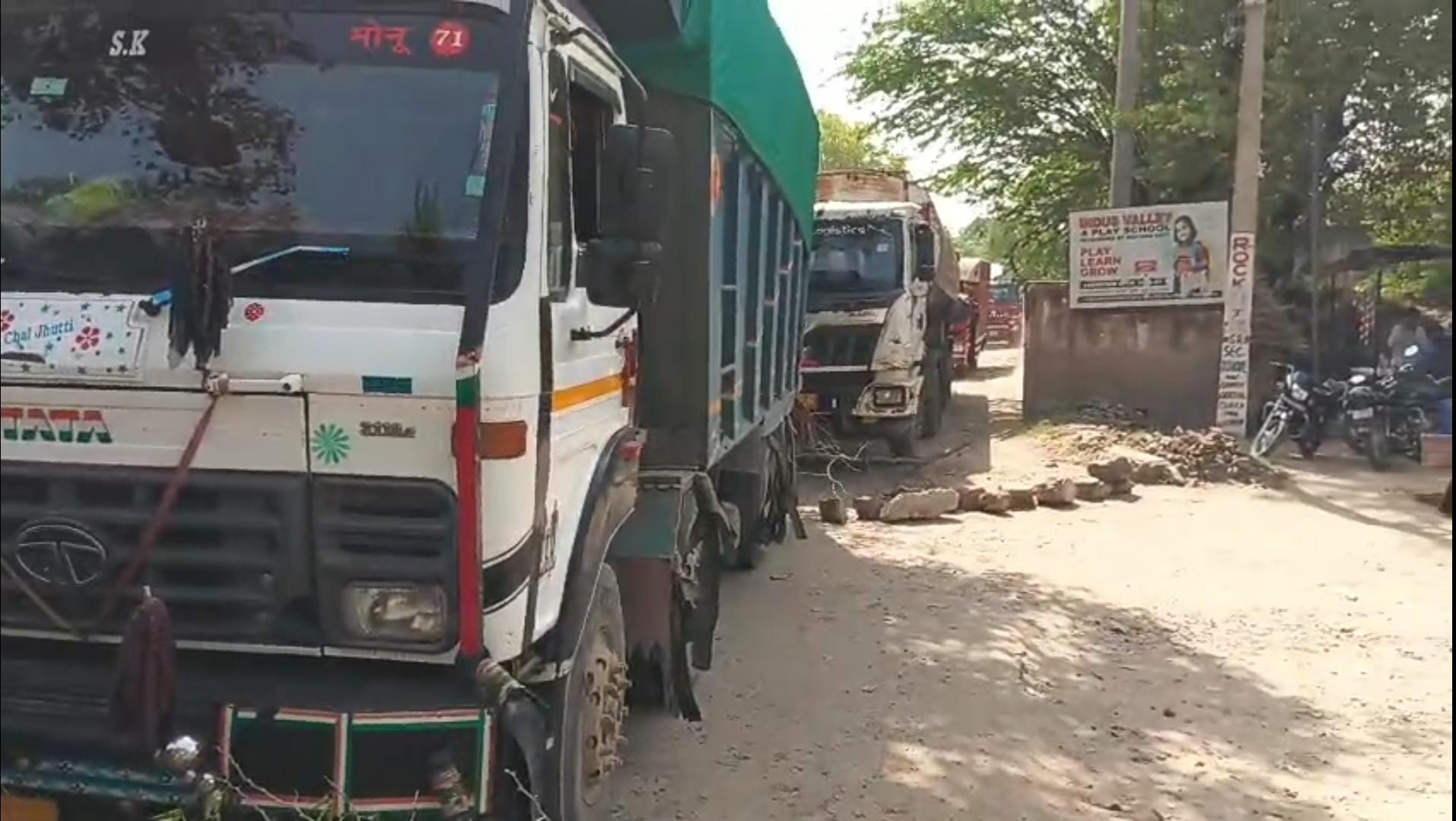 मांगों को लेकर कोटकासिम मार्ग पर धरने पर बैठे ग्रामीण। संवाद मांगों को लेकर कोटकासिम मार्ग पर धरने पर बैठे ग्रामीण। संवाद
