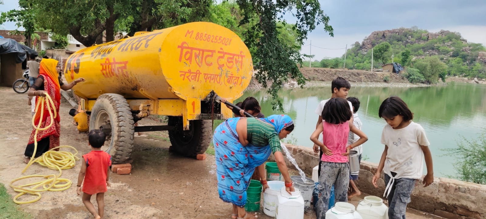 मरम्मत कार्य में जुटे कर्मचारी। संवाद