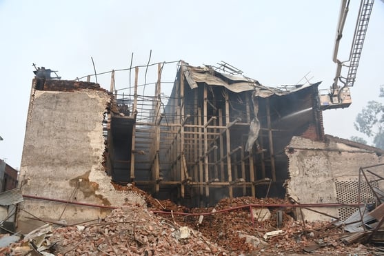 मटियारी के कोल्ड स्टोरेज में आग बुझाने में जुटे दमकल कर्मी। मटियारी के कोल्ड स्टोरेज में आग बुझाने में जुटे दमकल कर्मी।
