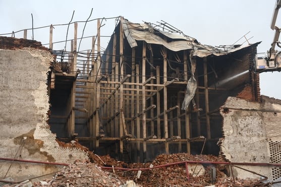 मटियारी के कोल्ड स्टोरेज में आग बुझाने में जुटे दमकल कर्मी। मटियारी के कोल्ड स्टोरेज में आग बुझाने में जुटे दमकल कर्मी।