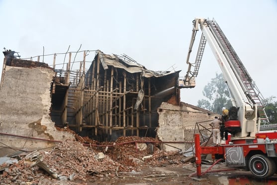 मटियारी के कोल्ड स्टोरेज में आग बुझाने में जुटे दमकल कर्मी। मटियारी के कोल्ड स्टोरेज में आग बुझाने में जुटे दमकल कर्मी।