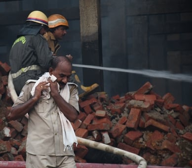 मटियारी के कोल्ड स्टोरेज में आग बुझाने में जुटे दमकल कर्मी। मटियारी के कोल्ड स्टोरेज में आग बुझाने में जुटे दमकल कर्मी।