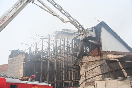 मटियारी के कोल्ड स्टोरेज में आग बुझाने में जुटे दमकल कर्मी। मटियारी के कोल्ड स्टोरेज में आग बुझाने में जुटे दमकल कर्मी।