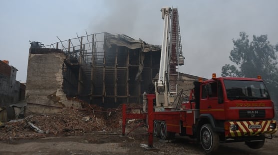 मटियारी के कोल्ड स्टोरेज में आग बुझाने में जुटे दमकल कर्मी। मटियारी के कोल्ड स्टोरेज में आग बुझाने में जुटे दमकल कर्मी।