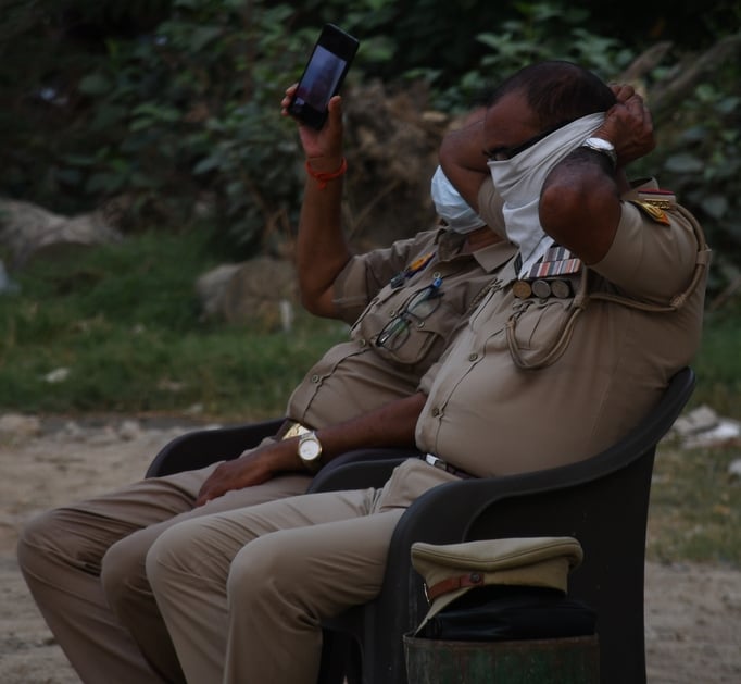 मटियारी के कोल्ड स्टोरेज में आग बुझाने में जुटे दमकल कर्मी। मटियारी के कोल्ड स्टोरेज में आग बुझाने में जुटे दमकल कर्मी।