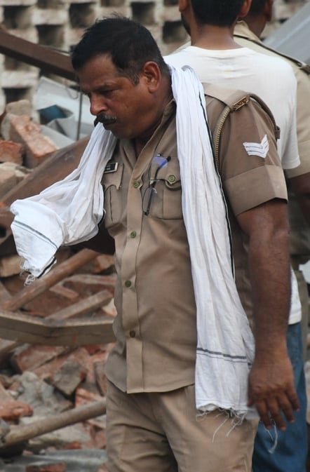 मटियारी के कोल्ड स्टोरेज में आग बुझाने में जुटे दमकल कर्मी। मटियारी के कोल्ड स्टोरेज में आग बुझाने में जुटे दमकल कर्मी।