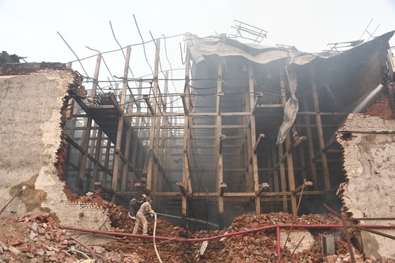 मटियारी के कोल्ड स्टोरेज में आग बुझाने में जुटे दमकल कर्मी। मटियारी के कोल्ड स्टोरेज में आग बुझाने में जुटे दमकल कर्मी।
