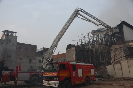 मटियारी के कोल्ड स्टोरेज में आग बुझाने में जुटे दमकल कर्मी। मटियारी के कोल्ड स्टोरेज में आग बुझाने में जुटे दमकल कर्मी।