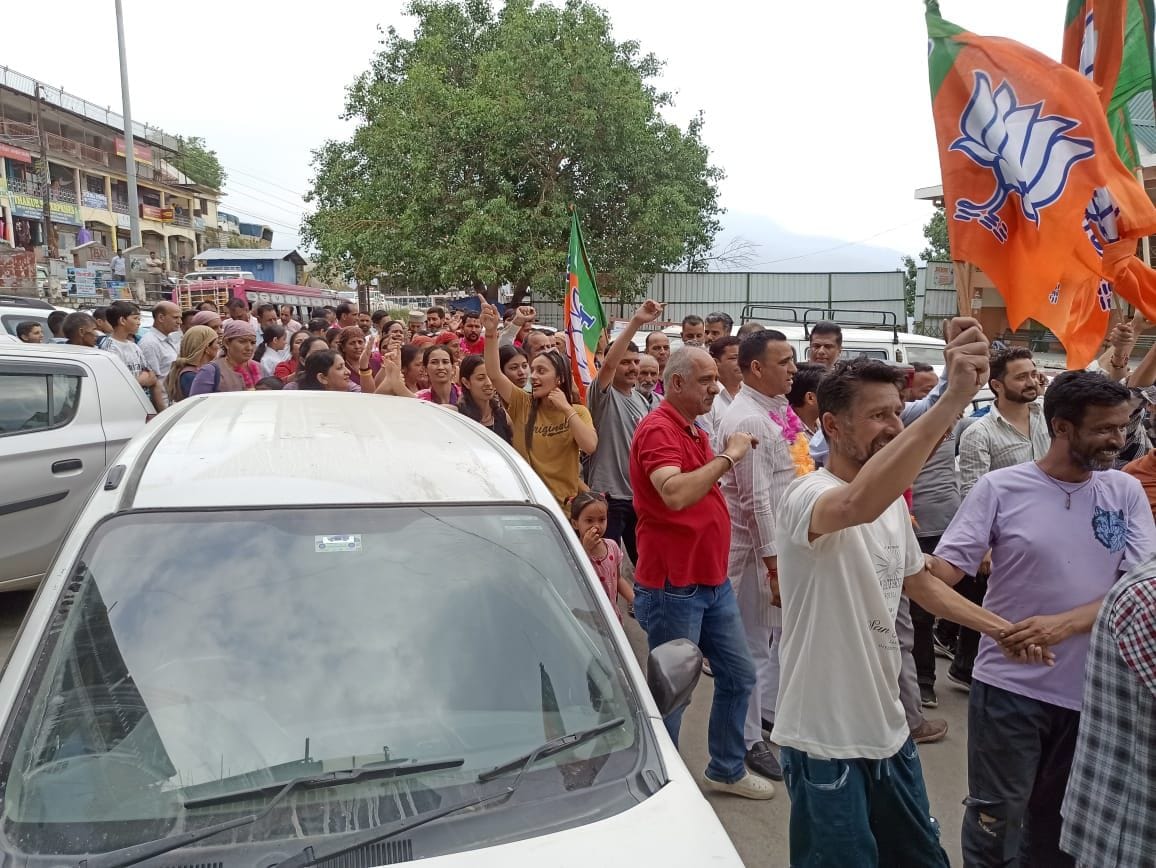 नगर पंचायत निरमंड में नवनिर्वाचित अध्यक्ष और उपाध्यक्ष विधायक लोकेंद्र कुमार के साथ। संवाद