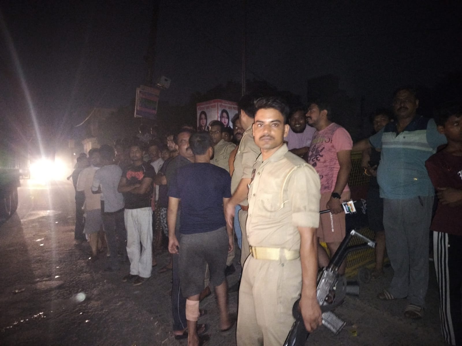 नई सराय चौकी क्षेत्र में शहबाजपुर चौराहे पर सोमवार की देर रात बिजली ना आने को लेकर प्रदर्शन करत