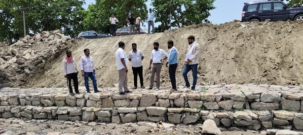 नरवाजोत बचाव कार्य के सट कर बहती गंडक नदी व परक्युपाइन भी डूबे।संवाद नरवाजोत बचाव कार्य के सट कर बहती गंडक नदी व परक्युपाइन भी डूबे।संवाद