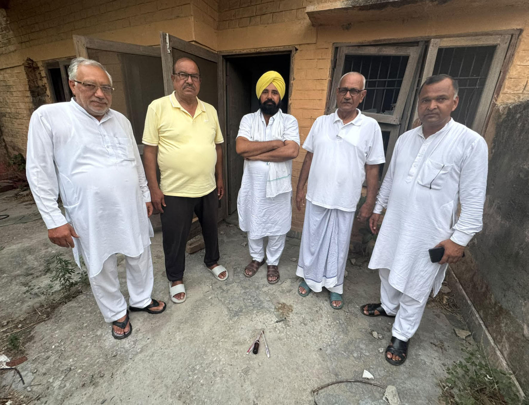पूंडरी की एचएसवीपी कालोनी में नशे की सीरिंज दिखाते कालोनीवासी।