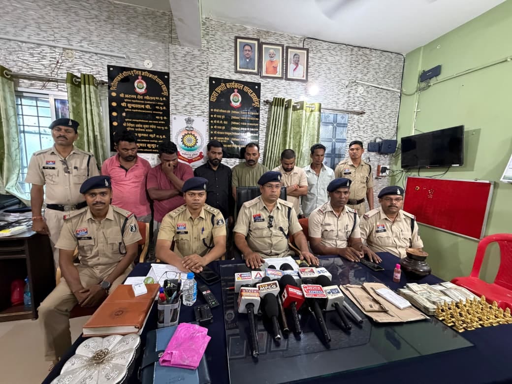 पुलिस ने गिरफ्तार किया 6 आरोपी पुलिस ने गिरफ्तार किया 6 आरोपी