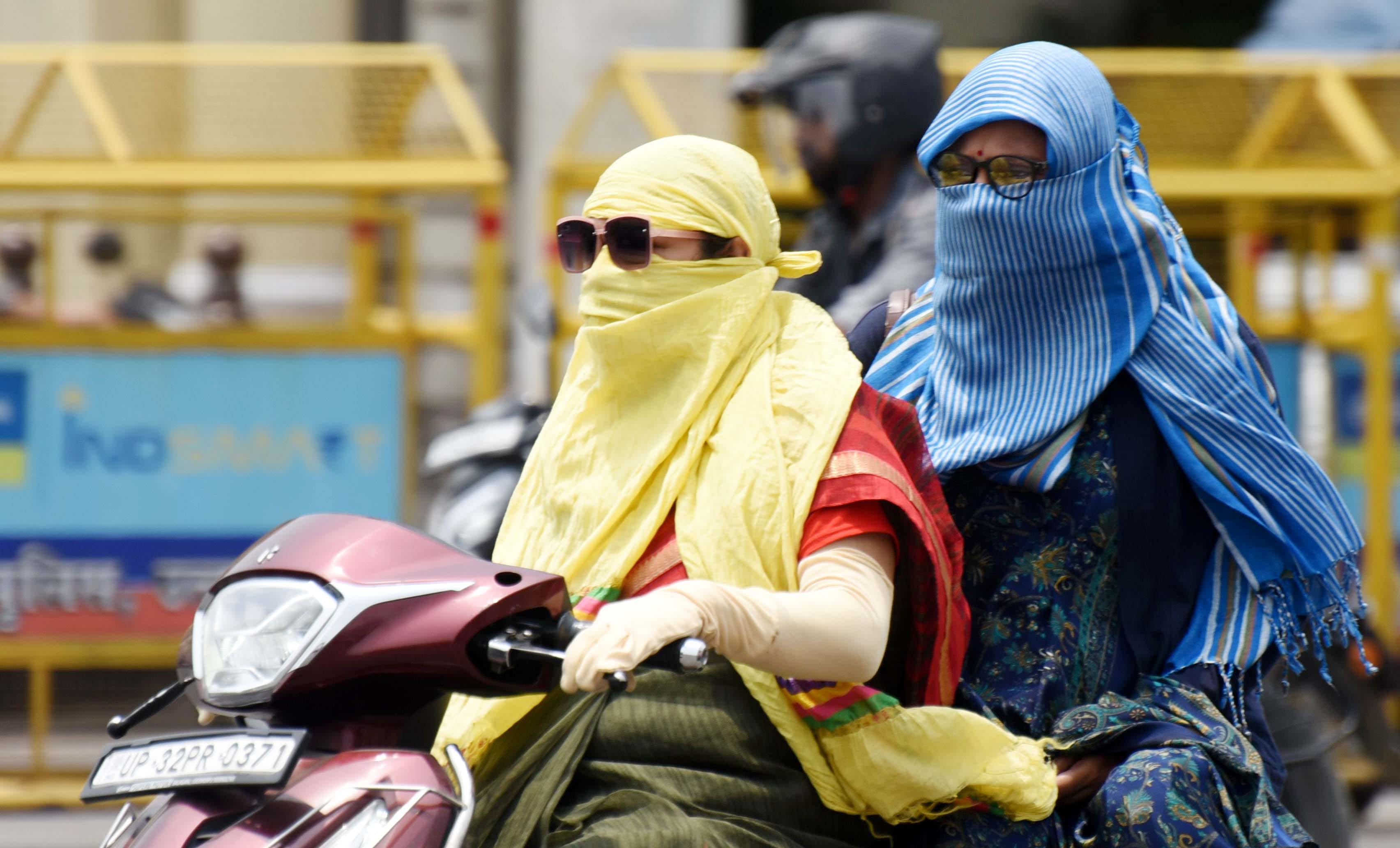 सोमवार को गर्मी और उमस से परेशान नजर आए लोग। 