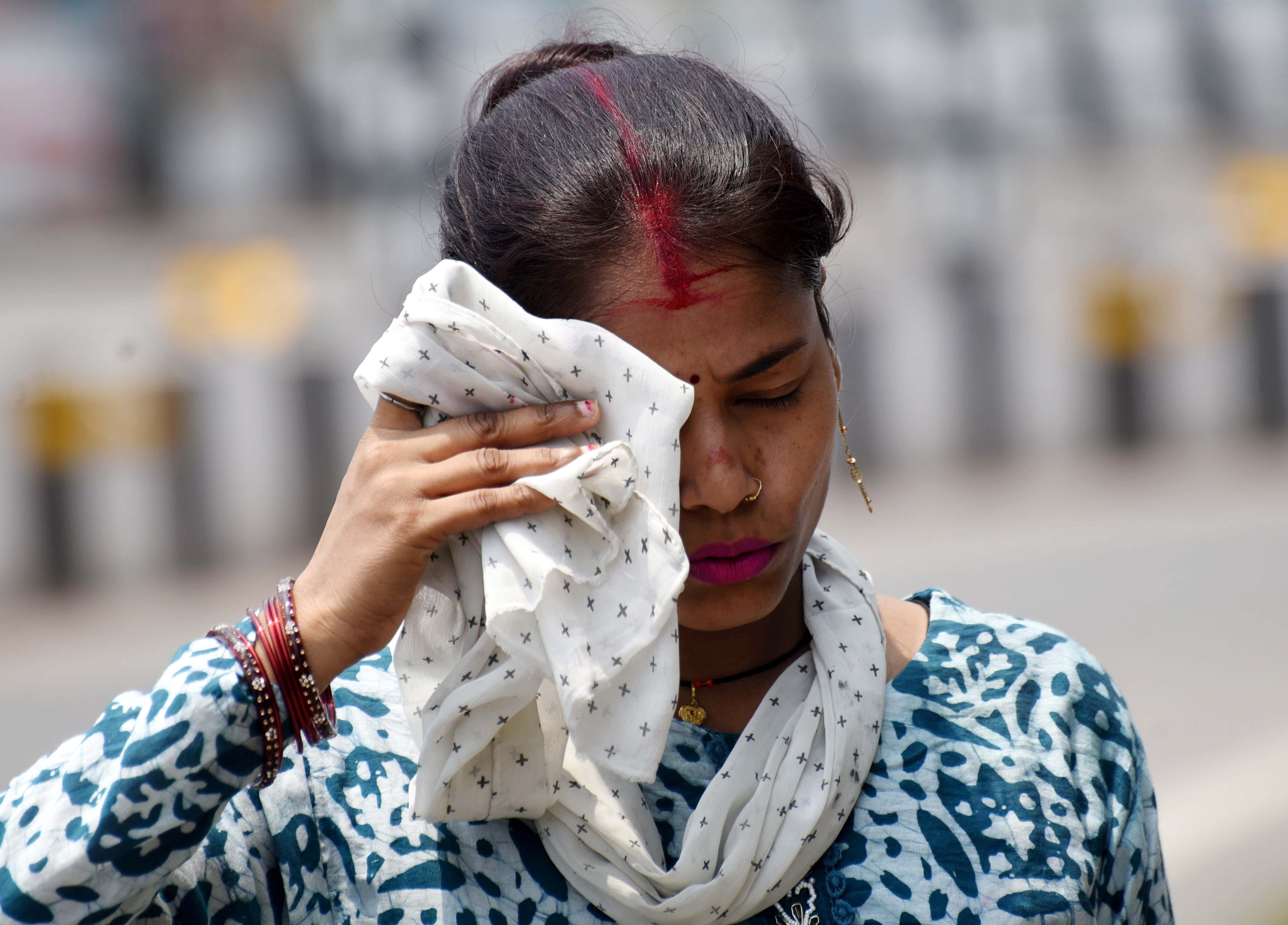 सोमवार को गर्मी और उमस से परेशान नजर आए लोग। 