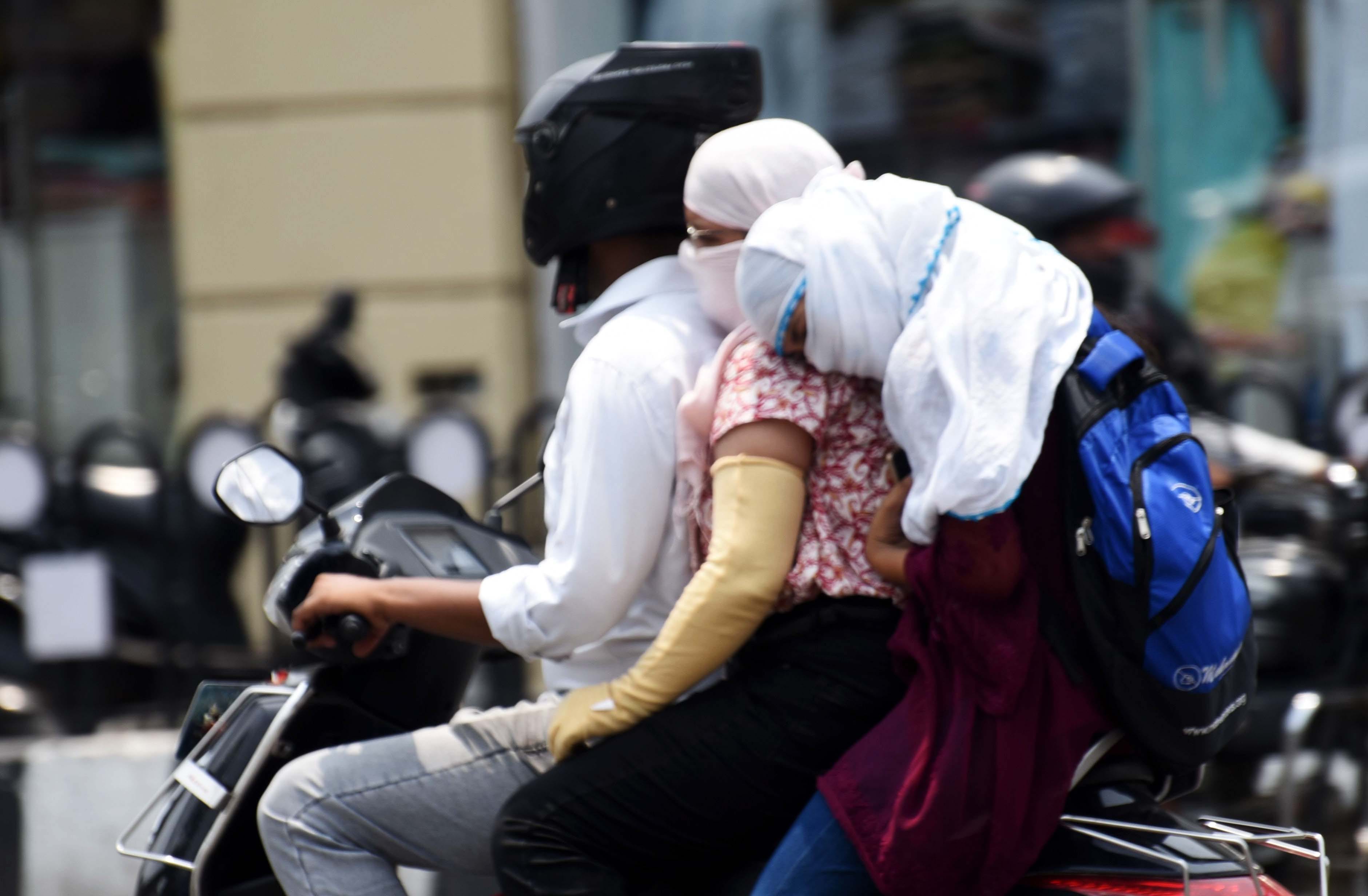 सोमवार को गर्मी और उमस से परेशान नजर आए लोग। 