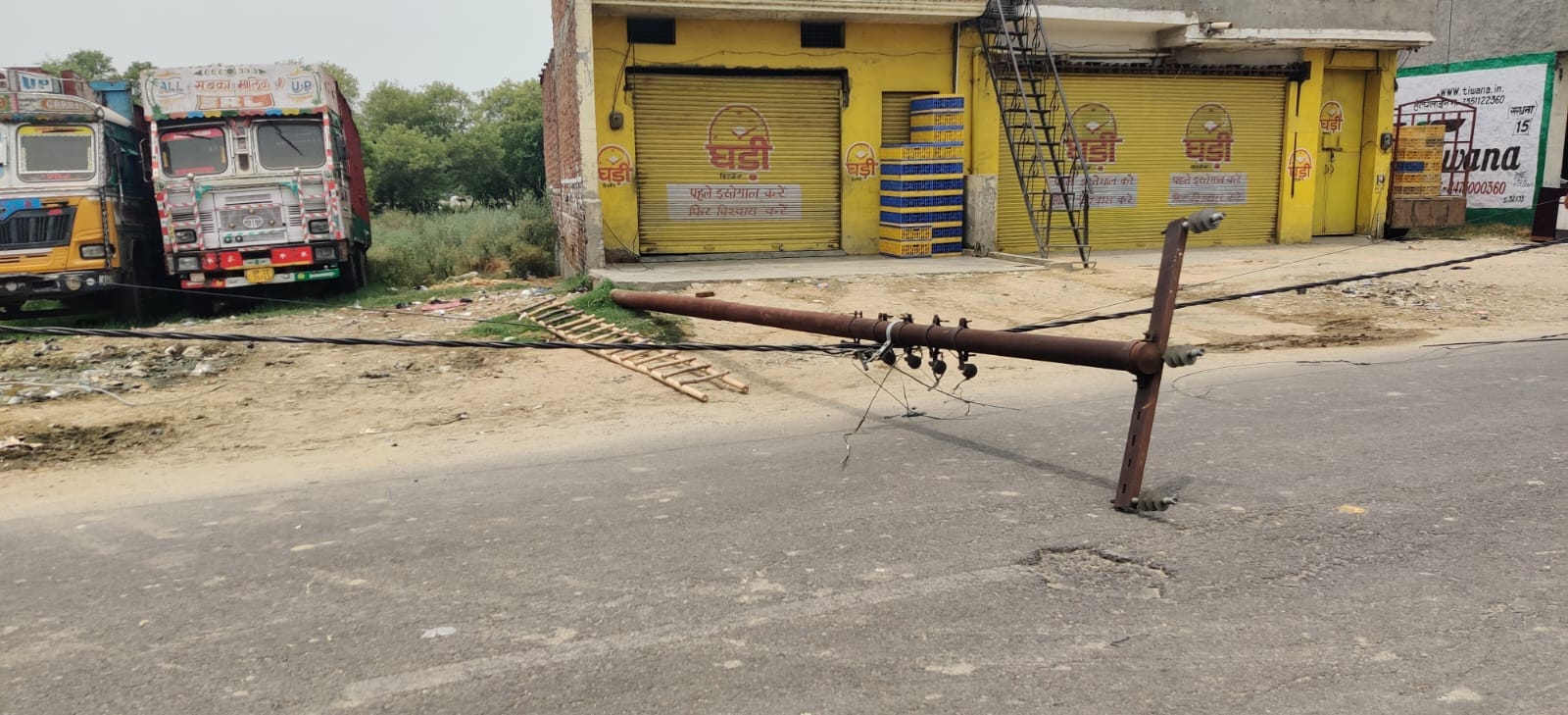 सरधना। घायल संविदा लाइनमैन तसलीम। संवाद