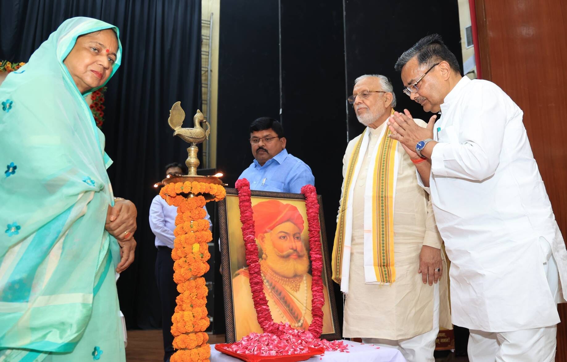 संस्कृति एवं राज्य कर विभाग ने दानवीर भामाशाह की जयंती पर सोमवार को हजरतगंज के विश्वेश्वरैया सभ