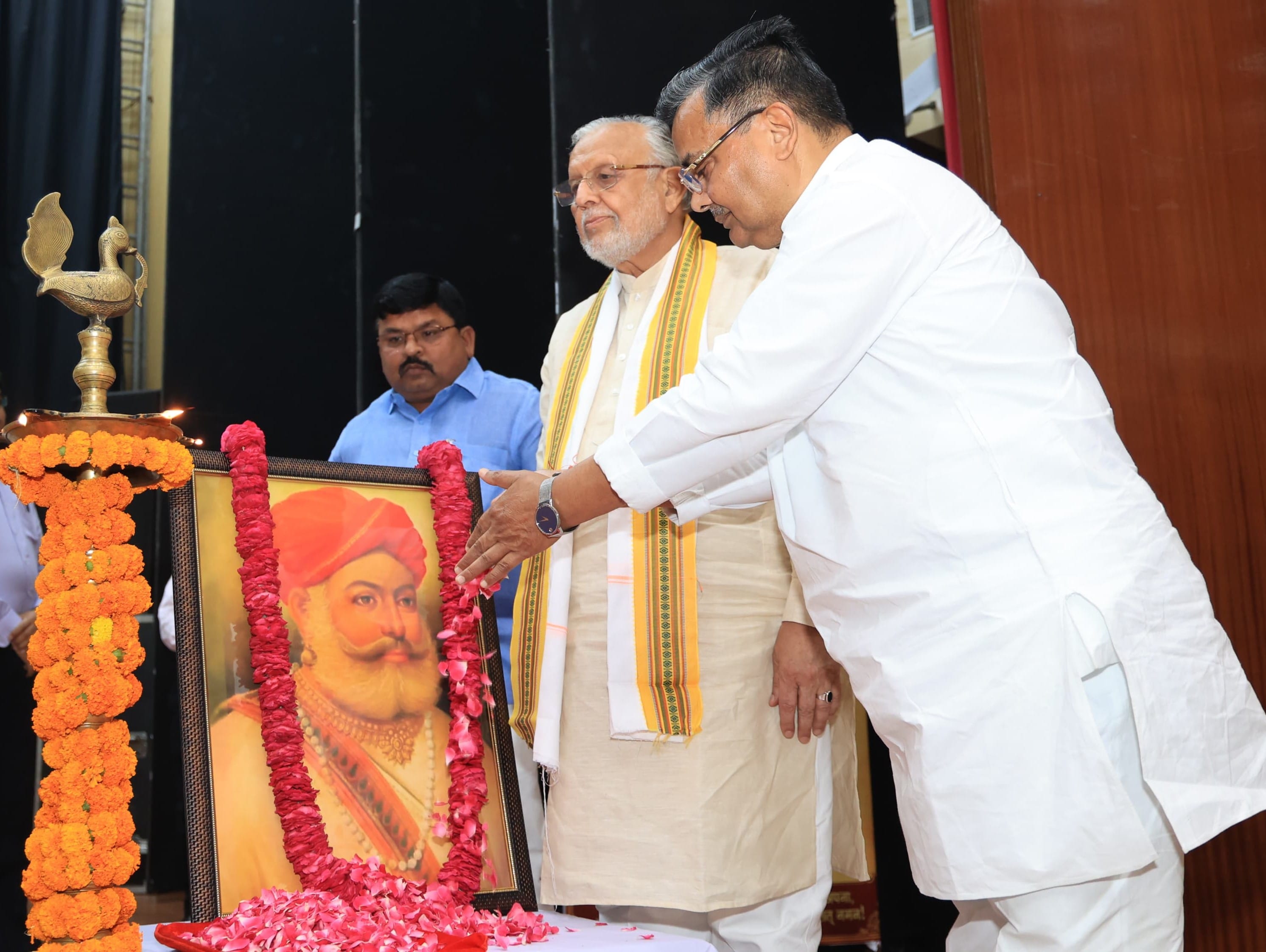 संस्कृति एवं राज्य कर विभाग ने दानवीर भामाशाह की जयंती पर सोमवार को हजरतगंज के विश्वेश्वरैया सभ