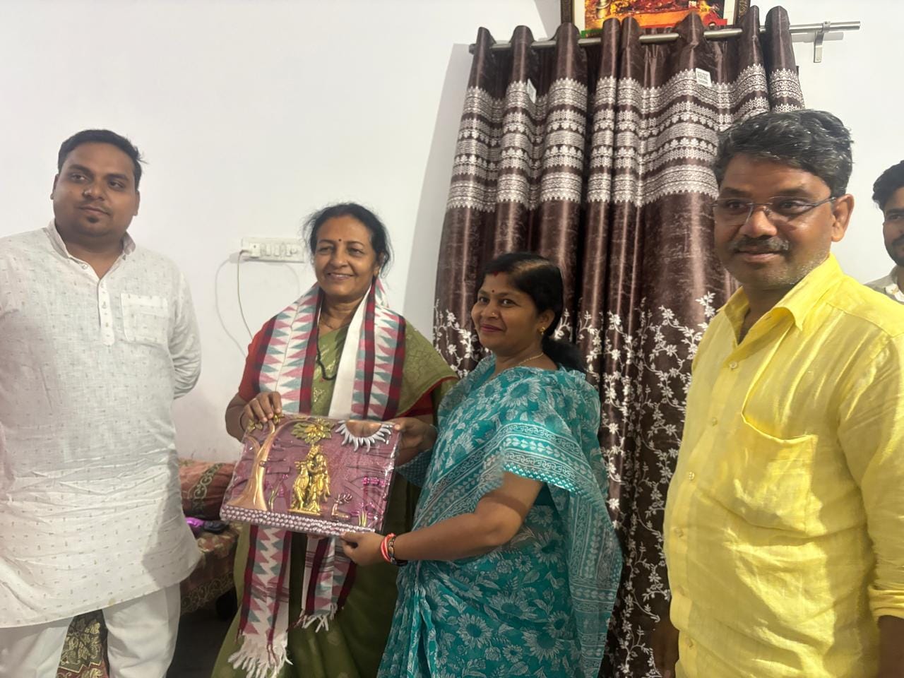 सैदपुर बाजार में भाजपा महिला मोर्चा की नव नियुक्त प्रदेश अध्यक्ष सरोज कुशवाहा का माल्यार्पण कर 