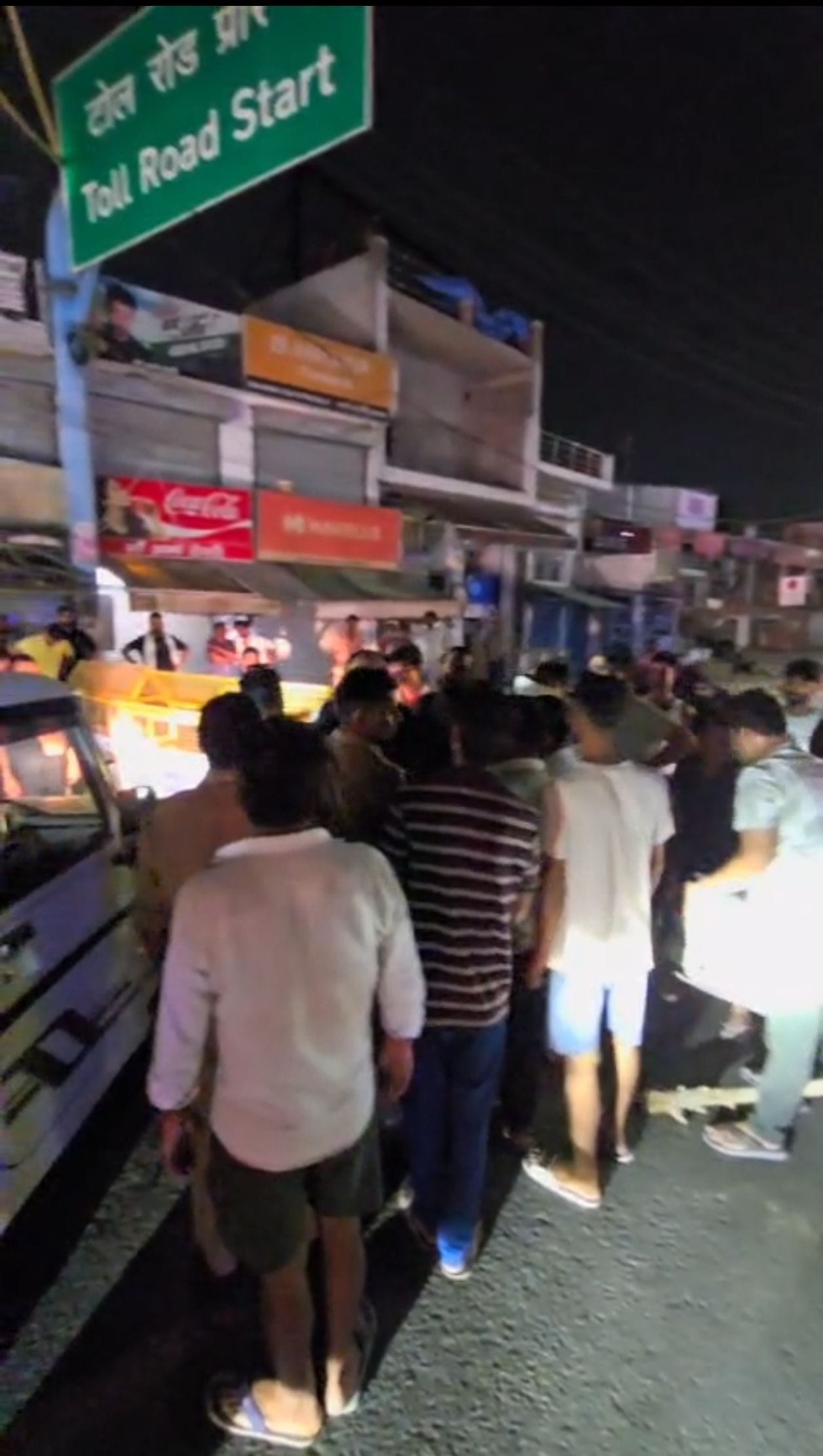 सड़क जाम करते बिजली उपभोक्ता एवं लोगों को समझाती पुलिस। 