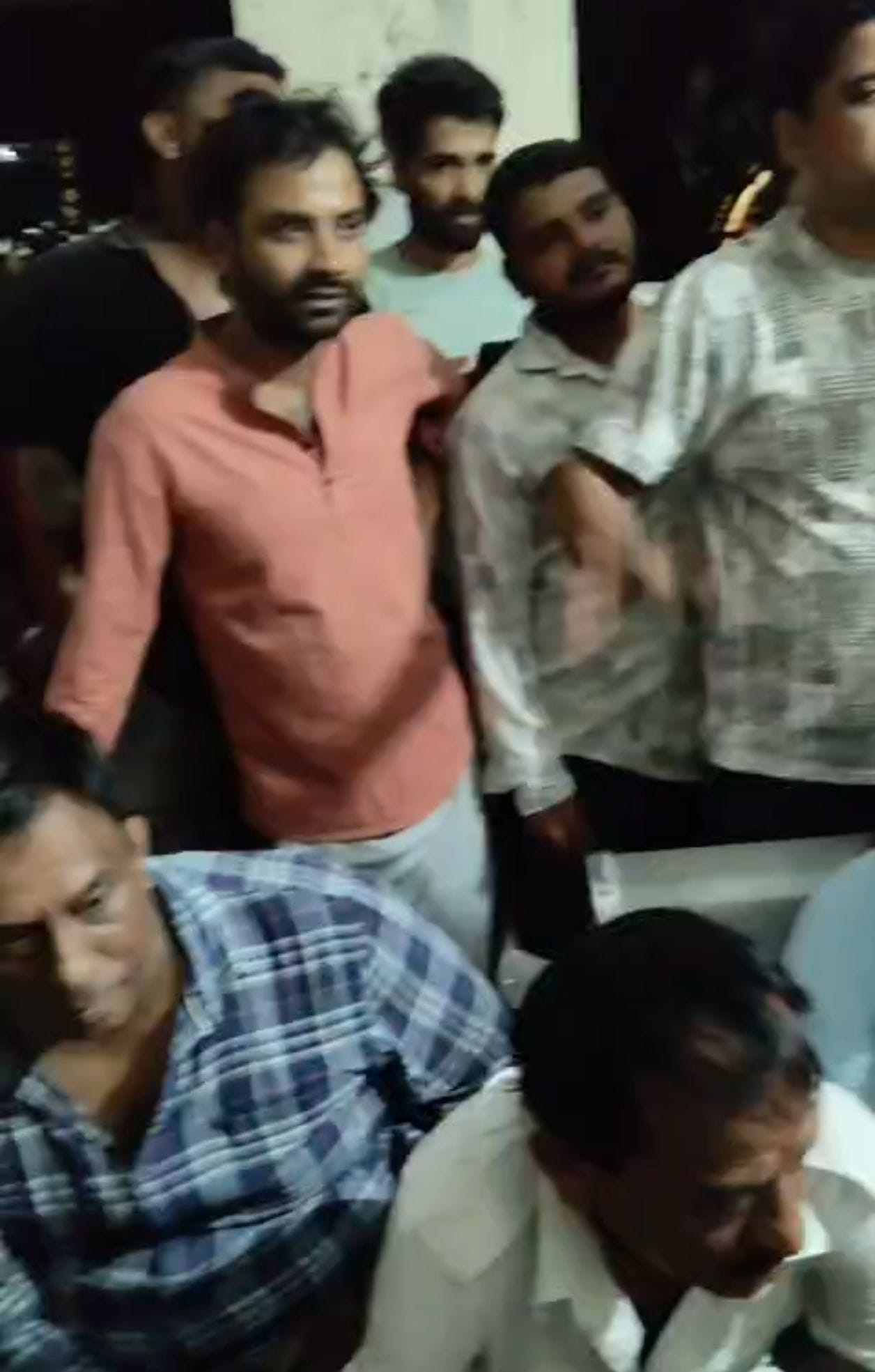 सड़क जाम करते बिजली उपभोक्ता एवं लोगों को समझाती पुलिस। 