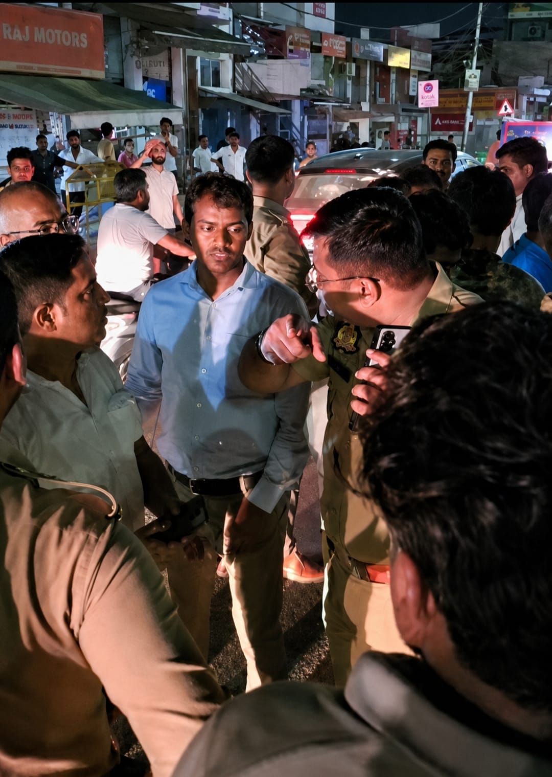 सड़क जाम करते बिजली उपभोक्ता एवं लोगों को समझाती पुलिस। 