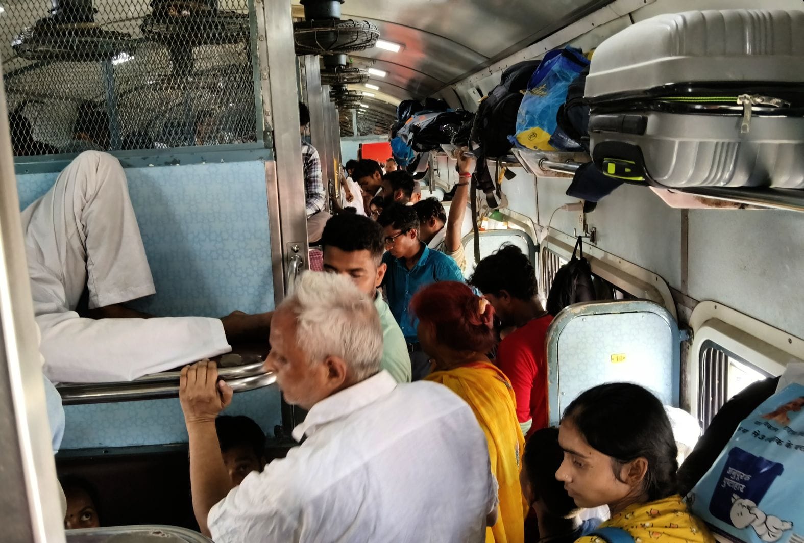 ट्रेनों में भीड़।