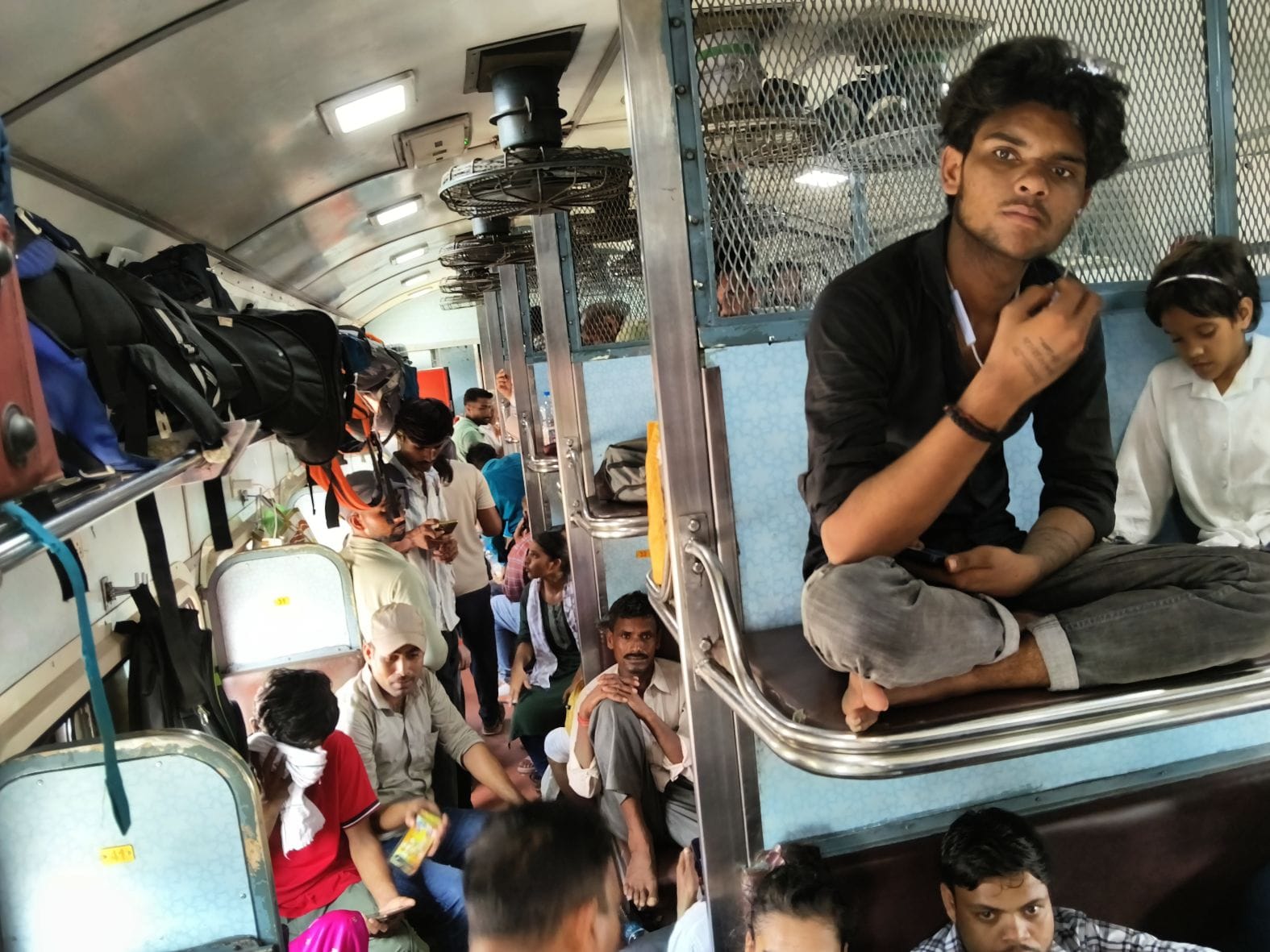 ट्रेनों में भीड़।