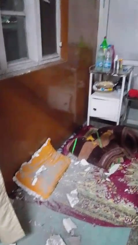 धर्मशाला अस्पताल में आईपीडी में महिला मेडिकल वार्ड में खिड़की से गिरा प्लास्टर और कंकरीट। अमर धर्मशाला अस्पताल में आईपीडी में महिला मेडिकल वार्ड में खिड़की से गिरा प्लास्टर और कंकरीट। अमर