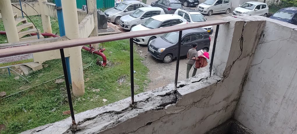 धर्मशाला अस्पताल में आईपीडी में महिला मेडिकल वार्ड में खिड़की से गिरा प्लास्टर और कंकरीट। अमर धर्मशाला अस्पताल में आईपीडी में महिला मेडिकल वार्ड में खिड़की से गिरा प्लास्टर और कंकरीट। अमर
