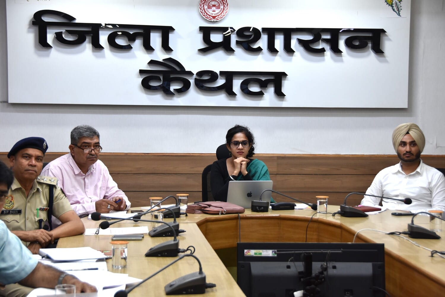 अधिकारियों की बैठक लेतीं डीसी अपराजिता। प्रवक्ता अधिकारियों की बैठक लेतीं डीसी अपराजिता। प्रवक्ता