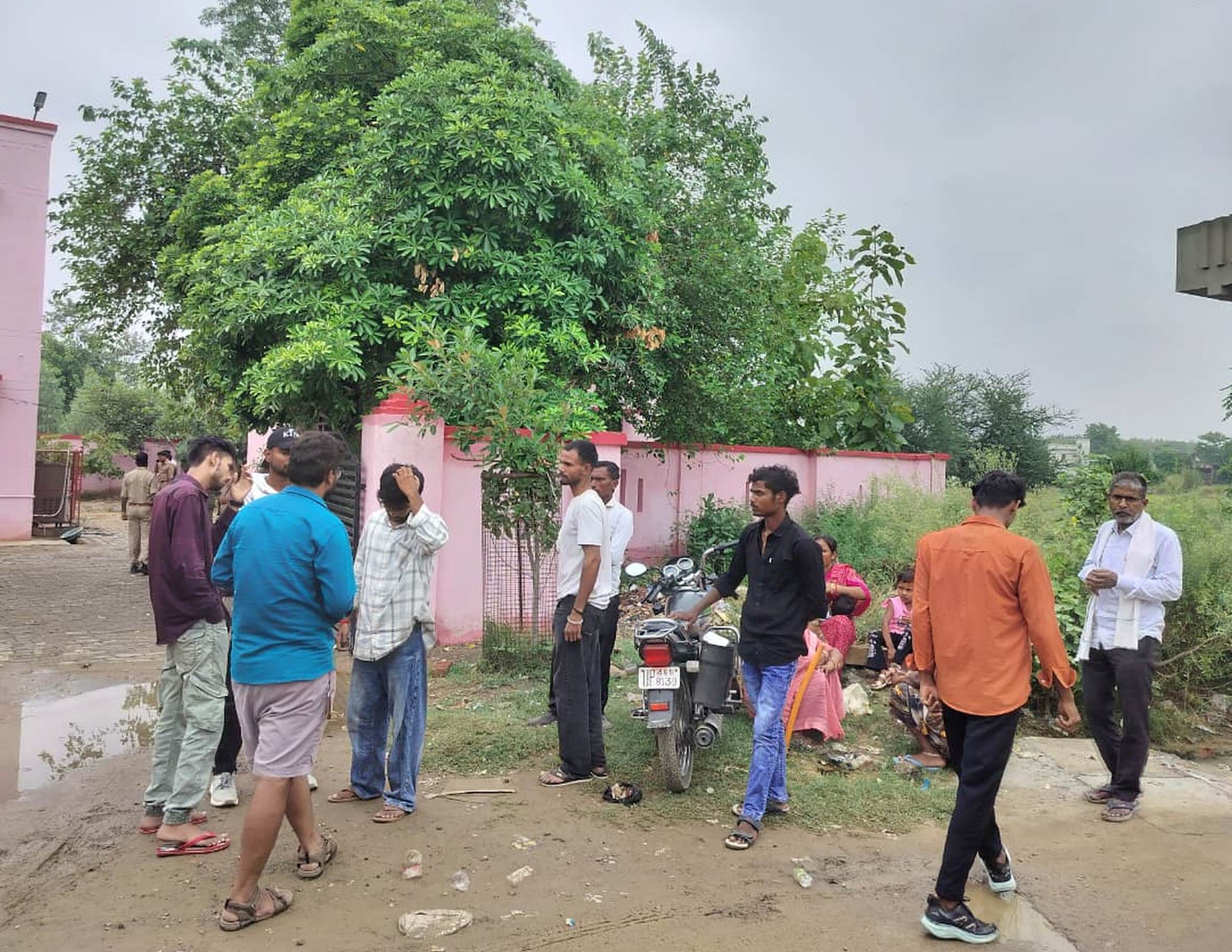 आत्महत्या करने वाली सिपाही व पोस्टमार्टम हाउस पर मौजूद परिजन। आत्महत्या करने वाली सिपाही व पोस्टमार्टम हाउस पर मौजूद परिजन।