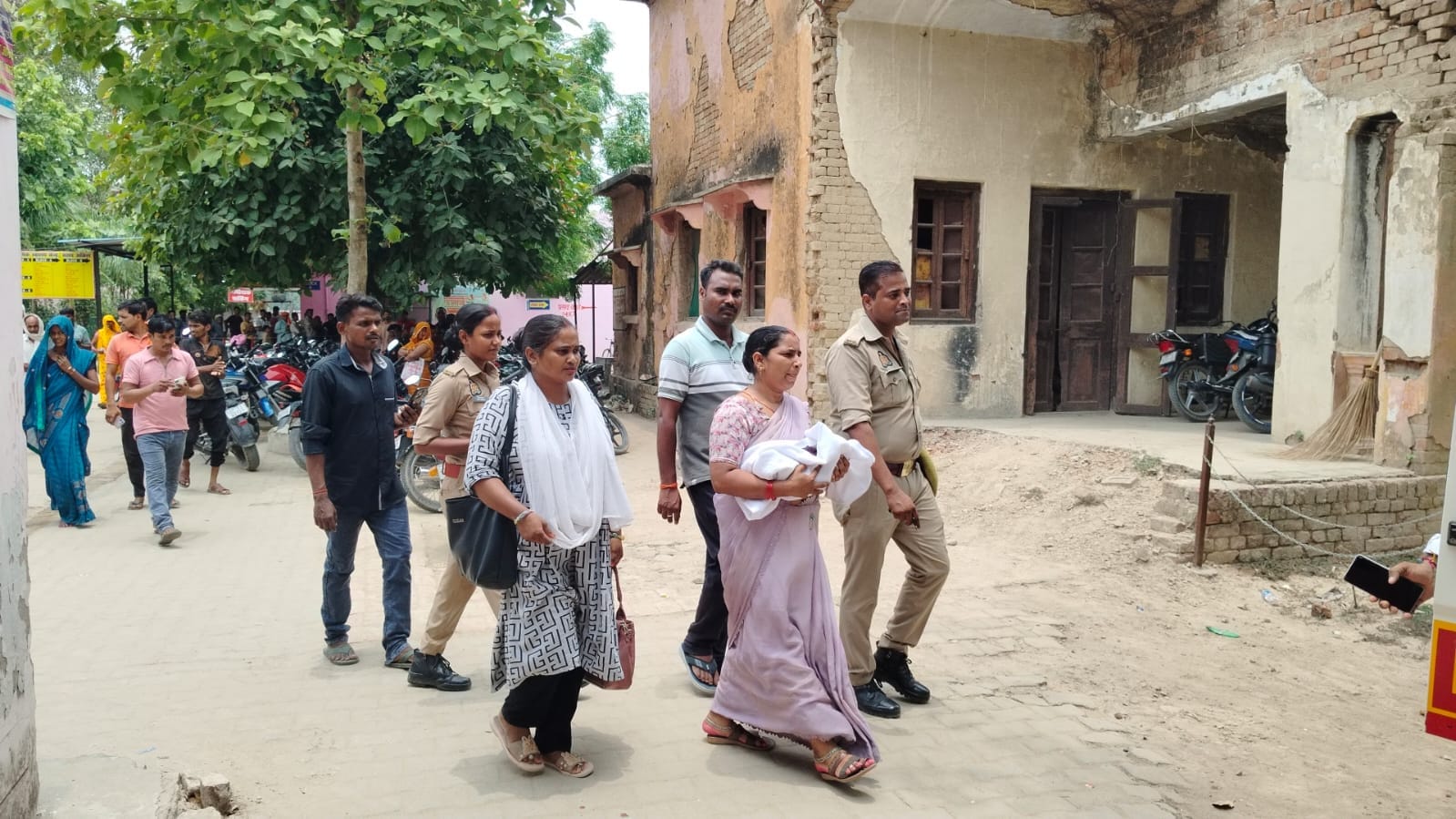 अस्पताल में भर्ती नवजात शिशु ,हालत सामान्य होने पर उसे ले जाते चाइल्ड लाइन के सदस्य स्रोत -संवा