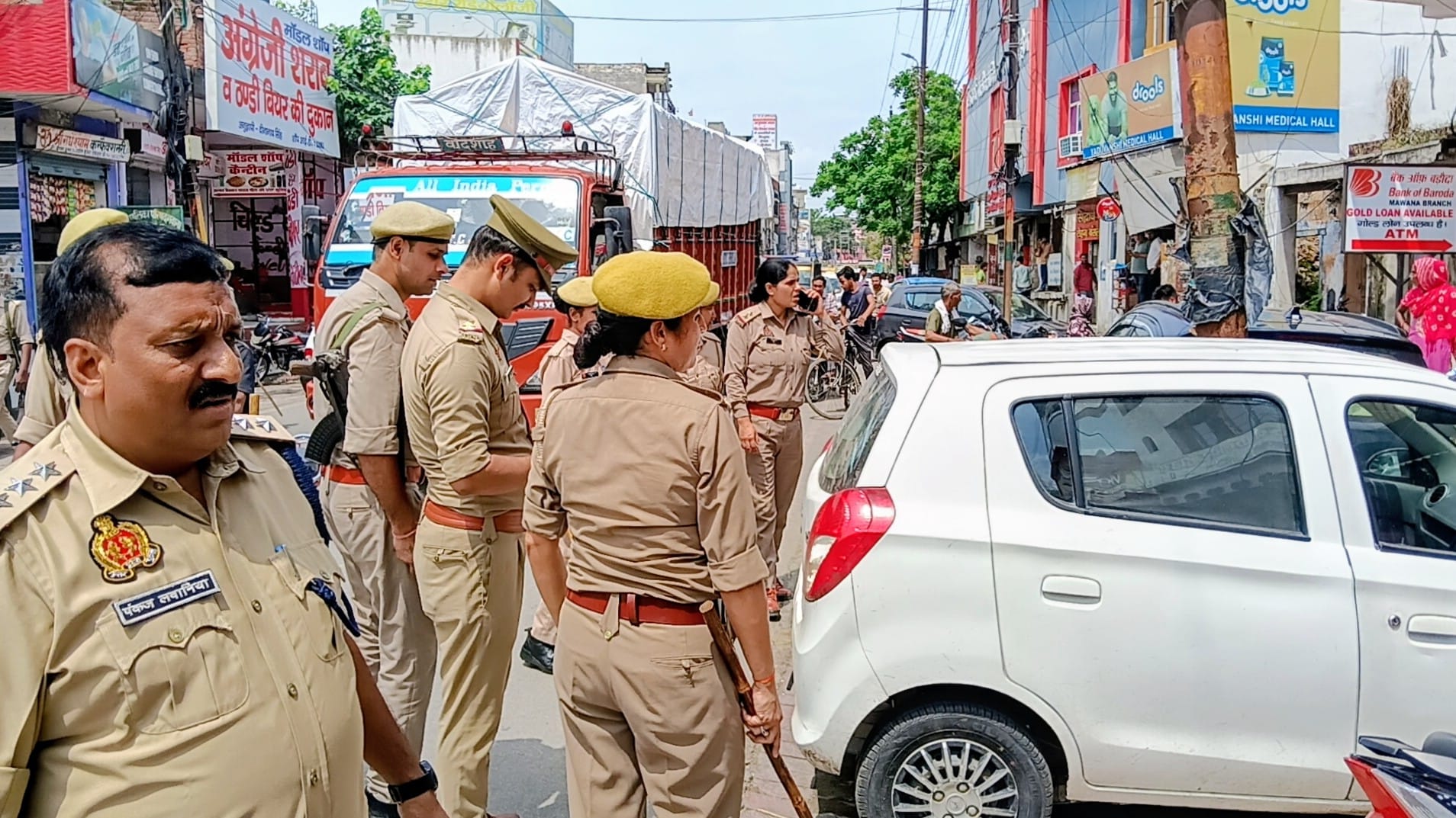 अतिक्रमण हटाओ अभियान के दौरान सडक किनारे रखे बोर्डो को पुलिस वालों के साथ हटाते थाना प्रभारी। (