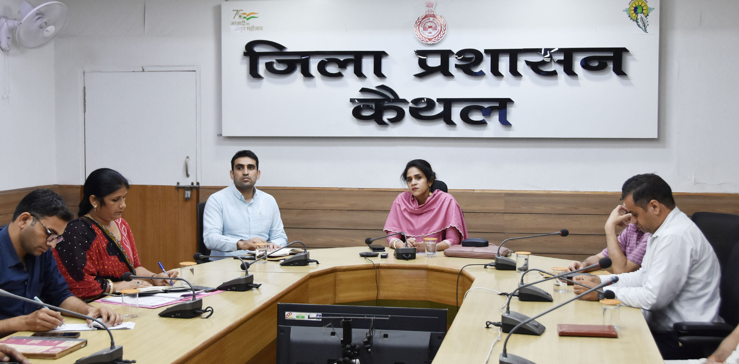 अधिकारियों की बैठक लेती डीसी। प्रवक्ता अधिकारियों की बैठक लेती डीसी। प्रवक्ता