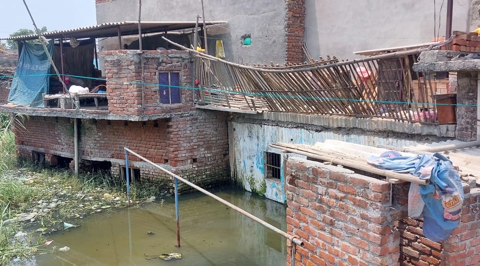 बिजनौर के मोहल्ला बकली में जलभराव और गंदगी में डूबा मकान, छत पर झोंपड़ी बनाकर रह रहा परिवार। सं बिजनौर के मोहल्ला बकली में जलभराव और गंदगी में डूबा मकान, छत पर झोंपड़ी बनाकर रह रहा परिवार। सं
